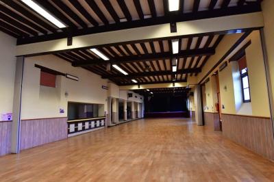 Plan architectural de la salle Léo Lagrange avec disposition des espaces, incluant cuisine, bar et salles annexes.