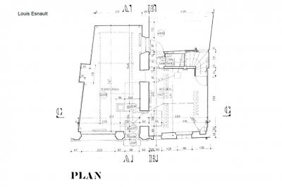 Plan architectural détaillé d'un bâtiment avec annotations techniques et indications des espaces intérieurs.