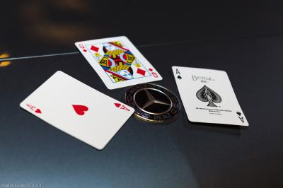 Un groupe de personnes assises et debout, riant et échangeant lors d'un moment convivial en extérieur.