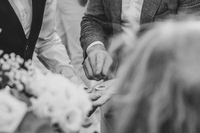 Un groupe de personnes assises et debout, riant et échangeant lors d'un moment convivial en extérieur.