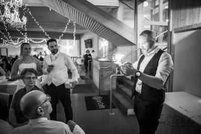 Un groupe de personnes assises et debout, riant et échangeant lors d'un moment convivial en extérieur.