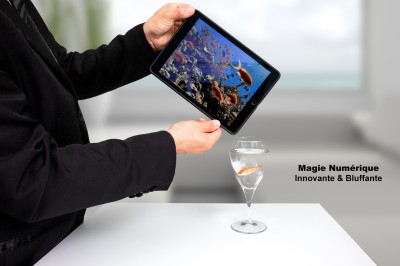Miniature Martial Magicien Digital Mentaliste #12 Un homme en costume verse une boisson depuis une tablette numérique dans un verre, illustrant un effet magique.
