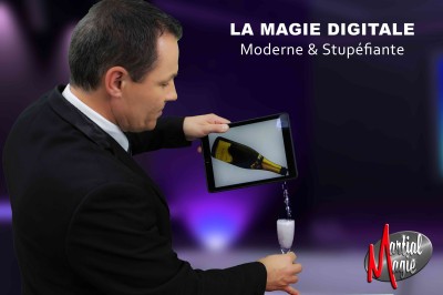 Miniature Martial Magicien Digital Mentaliste #15 Un homme en costume verse une boisson depuis une tablette numérique dans un verre, illustrant un effet magique.