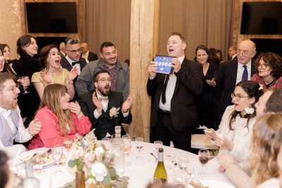 Miniature Martial Magicien Digital Mentaliste #5 Un homme en costume verse une boisson depuis une tablette numérique dans un verre, illustrant un effet magique.