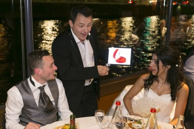 Miniature Martial Magicien Digital Mentaliste #8 Un homme en costume verse une boisson depuis une tablette numérique dans un verre, illustrant un effet magique.