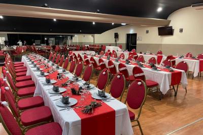 Entrée éclairée d'un casino avec enseigne lumineuse, sol coloré et portes vitrées donnant sur l'intérieur.