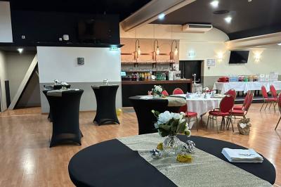 Entrée éclairée d'un casino avec enseigne lumineuse, sol coloré et portes vitrées donnant sur l'intérieur.