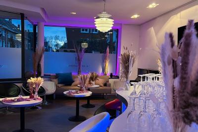 Entrée éclairée d'un casino avec enseigne lumineuse, sol coloré et portes vitrées donnant sur l'intérieur.