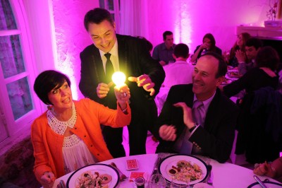 Miniature Martial Magicien Digital Mentaliste #2 Un homme en costume tenant une tablette affichant des applications, avec un smartphone placé devant l'écran.