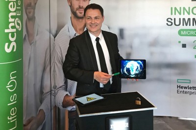 Miniature Martial Magicien Digital Mentaliste #9 Un homme en costume tenant une tablette affichant des applications, avec un smartphone placé devant l'écran.