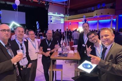 Miniature Martial Magicien Digital Mentaliste #5 Un homme en costume tenant une tablette affichant des applications, avec un smartphone placé devant l'écran.