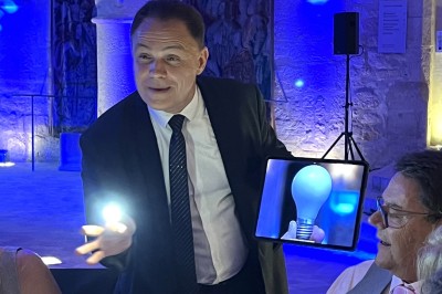 Miniature Martial Magicien Digital Mentaliste #12 Un homme en costume tenant une tablette affichant des applications, avec un smartphone placé devant l'écran.