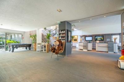 Miniature Location salle Orgeval (Yvelines) - Novotel Poissy Orgeval #7 Buffet de petit-déjeuner avec œufs, saucisses, bacon et ustensiles disposés sur un comptoir blanc.