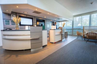 Miniature Location salle Orgeval (Yvelines) - Novotel Poissy Orgeval #6 Buffet de petit-déjeuner avec œufs, saucisses, bacon et ustensiles disposés sur un comptoir blanc.