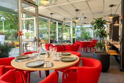 Miniature Location salle Orgeval (Yvelines) - Novotel Poissy Orgeval #5 Buffet de petit-déjeuner avec œufs, saucisses, bacon et ustensiles disposés sur un comptoir blanc.