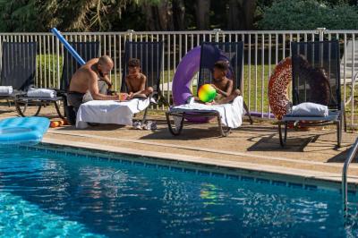 Miniature Location salle Orgeval (Yvelines) - Novotel Poissy Orgeval #16 Buffet de petit-déjeuner avec œufs, saucisses, bacon et ustensiles disposés sur un comptoir blanc.