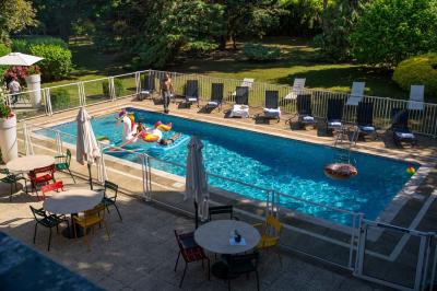 Miniature Location salle Orgeval (Yvelines) - Novotel Poissy Orgeval #19 Buffet de petit-déjeuner avec œufs, saucisses, bacon et ustensiles disposés sur un comptoir blanc.