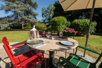 Miniature Location salle Orgeval (Yvelines) - Novotel Poissy Orgeval #22 Buffet de petit-déjeuner avec œufs, saucisses, bacon et ustensiles disposés sur un comptoir blanc.