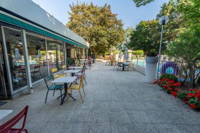 Miniature Location salle Orgeval (Yvelines) - Novotel Poissy Orgeval #25 Buffet de petit-déjeuner avec œufs, saucisses, bacon et ustensiles disposés sur un comptoir blanc.
