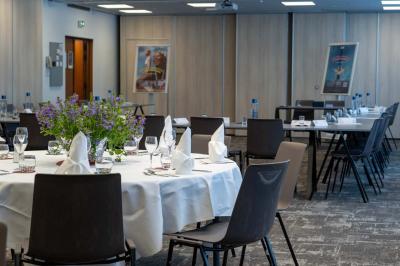 Miniature Location salle Orgeval (Yvelines) - Novotel Poissy Orgeval #2 Buffet de petit-déjeuner avec œufs, saucisses, bacon et ustensiles disposés sur un comptoir blanc.