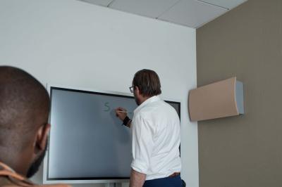 Miniature Location salle Orgeval (Yvelines) - Novotel Poissy Orgeval #30 Buffet de petit-déjeuner avec œufs, saucisses, bacon et ustensiles disposés sur un comptoir blanc.