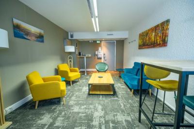 Miniature Location salle Orgeval (Yvelines) - Novotel Poissy Orgeval #33 Buffet de petit-déjeuner avec œufs, saucisses, bacon et ustensiles disposés sur un comptoir blanc.