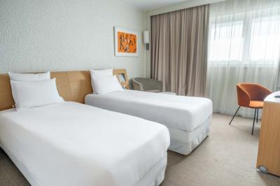 Miniature Location salle Orgeval (Yvelines) - Novotel Poissy Orgeval #34 Buffet de petit-déjeuner avec œufs, saucisses, bacon et ustensiles disposés sur un comptoir blanc.