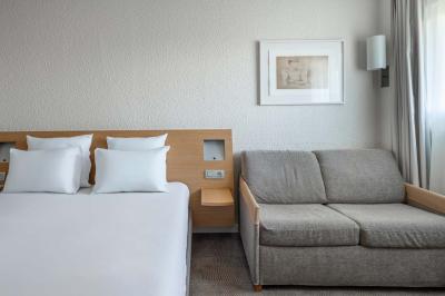 Miniature Location salle Orgeval (Yvelines) - Novotel Poissy Orgeval #42 Buffet de petit-déjeuner avec œufs, saucisses, bacon et ustensiles disposés sur un comptoir blanc.