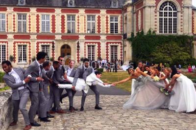 Miniature Location salle Lésigny (Seine-et-Marne) - Château de Lésigny #19 Feu d'artifice illuminant le ciel nocturne au-dessus d'un parc avec des spectateurs rassemblés sur une pelouse.
