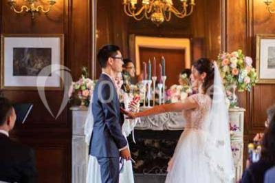 Miniature Location salle Lésigny (Seine-et-Marne) - Château de Lésigny #10 Feu d'artifice illuminant le ciel nocturne au-dessus d'un parc avec des spectateurs rassemblés sur une pelouse.