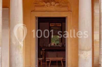 Miniature Location salle Lésigny (Seine-et-Marne) - Château de Lésigny #15 Feu d'artifice illuminant le ciel nocturne au-dessus d'un parc avec des spectateurs rassemblés sur une pelouse.