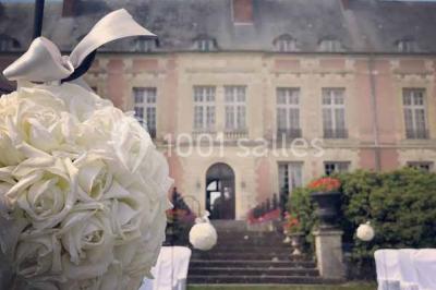 Miniature Location salle Lésigny (Seine-et-Marne) - Château de Lésigny #17 Feu d'artifice illuminant le ciel nocturne au-dessus d'un parc avec des spectateurs rassemblés sur une pelouse.