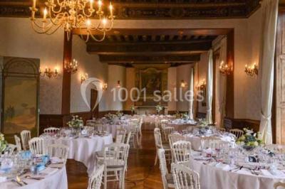 Miniature Location salle Lésigny (Seine-et-Marne) - Château de Lésigny #7 Feu d'artifice illuminant le ciel nocturne au-dessus d'un parc avec des spectateurs rassemblés sur une pelouse.