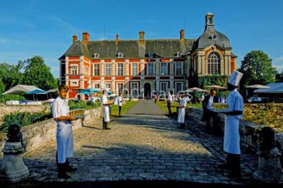 Miniature Location salle Lésigny (Seine-et-Marne) - Château de Lésigny #3 Feu d'artifice illuminant le ciel nocturne au-dessus d'un parc avec des spectateurs rassemblés sur une pelouse.