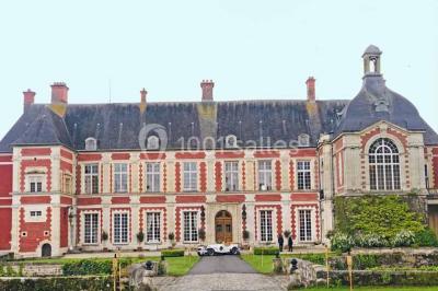 Miniature Location salle Lésigny (Seine-et-Marne) - Château de Lésigny #4 Feu d'artifice illuminant le ciel nocturne au-dessus d'un parc avec des spectateurs rassemblés sur une pelouse.