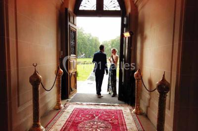 Miniature Location salle Lésigny (Seine-et-Marne) - Château de Lésigny #2 Feu d'artifice illuminant le ciel nocturne au-dessus d'un parc avec des spectateurs rassemblés sur une pelouse.