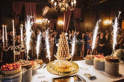 Miniature Location salle Lésigny (Seine-et-Marne) - Château de Lésigny #11 Feu d'artifice illuminant le ciel nocturne au-dessus d'un parc avec des spectateurs rassemblés sur une pelouse.