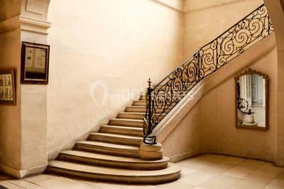 Miniature Location salle Lésigny (Seine-et-Marne) - Château de Lésigny #12 Feu d'artifice illuminant le ciel nocturne au-dessus d'un parc avec des spectateurs rassemblés sur une pelouse.