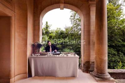 Miniature Location salle Lésigny (Seine-et-Marne) - Château de Lésigny #14 Feu d'artifice illuminant le ciel nocturne au-dessus d'un parc avec des spectateurs rassemblés sur une pelouse.