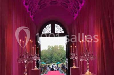 Miniature Location salle Lésigny (Seine-et-Marne) - Château de Lésigny #5 Feu d'artifice illuminant le ciel nocturne au-dessus d'un parc avec des spectateurs rassemblés sur une pelouse.