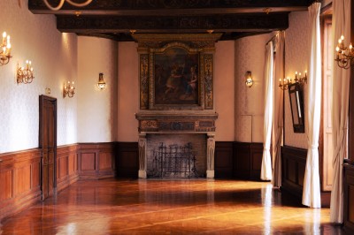 Miniature Location salle Lésigny (Seine-et-Marne) - Château de Lésigny #8 Façade d'un bâtiment ancien avec porte en bois sculpté, grandes fenêtres et allée bordée de fleurs rouges.