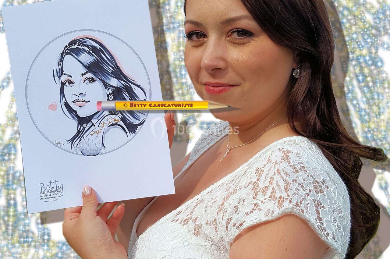 Femme en robe blanche tenant un dessin caricatural d'elle-même, fond décoratif lumineux.
