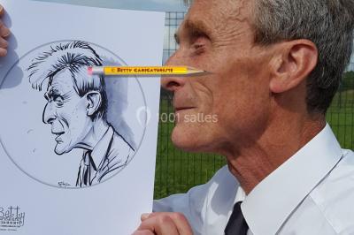 Un homme souriant tient un dessin caricatural de lui-même, réalisé avec des détails humoristiques.