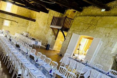 Miniature Location salle Paillet (Gironde) - Château Sainte Catherine #3 Bouteille de vin rosé posée sur une table décorée de fleurs, entourée de verres et d'assiettes.