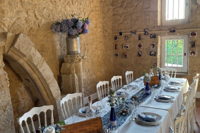 Miniature Location salle Paillet (Gironde) - Château Sainte Catherine #14 Bouteille de vin rosé posée sur une table décorée de fleurs, entourée de verres et d'assiettes.