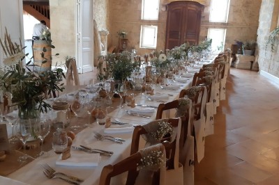 Miniature Location salle Paillet (Gironde) - Château Sainte Catherine #7 Bouteille de vin rosé posée sur une table décorée de fleurs, entourée de verres et d'assiettes.