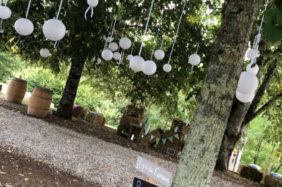 Miniature Location salle Paillet (Gironde) - Château Sainte Catherine #6 Bouteille de vin rosé posée sur une table décorée de fleurs, entourée de verres et d'assiettes.