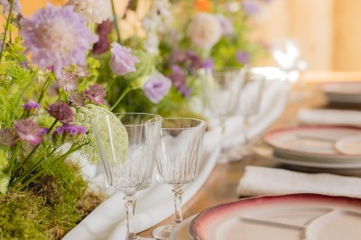 Miniature Location salle Paillet (Gironde) - Château Sainte Catherine #15 Bouteille de vin rosé posée sur une table décorée de fleurs, entourée de verres et d'assiettes.