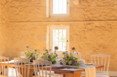 Miniature Location salle Paillet (Gironde) - Château Sainte Catherine #16 Bouteille de vin rosé posée sur une table décorée de fleurs, entourée de verres et d'assiettes.