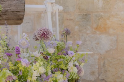Miniature Location salle Paillet (Gironde) - Château Sainte Catherine #22 Bouteille de vin rosé posée sur une table décorée de fleurs, entourée de verres et d'assiettes.